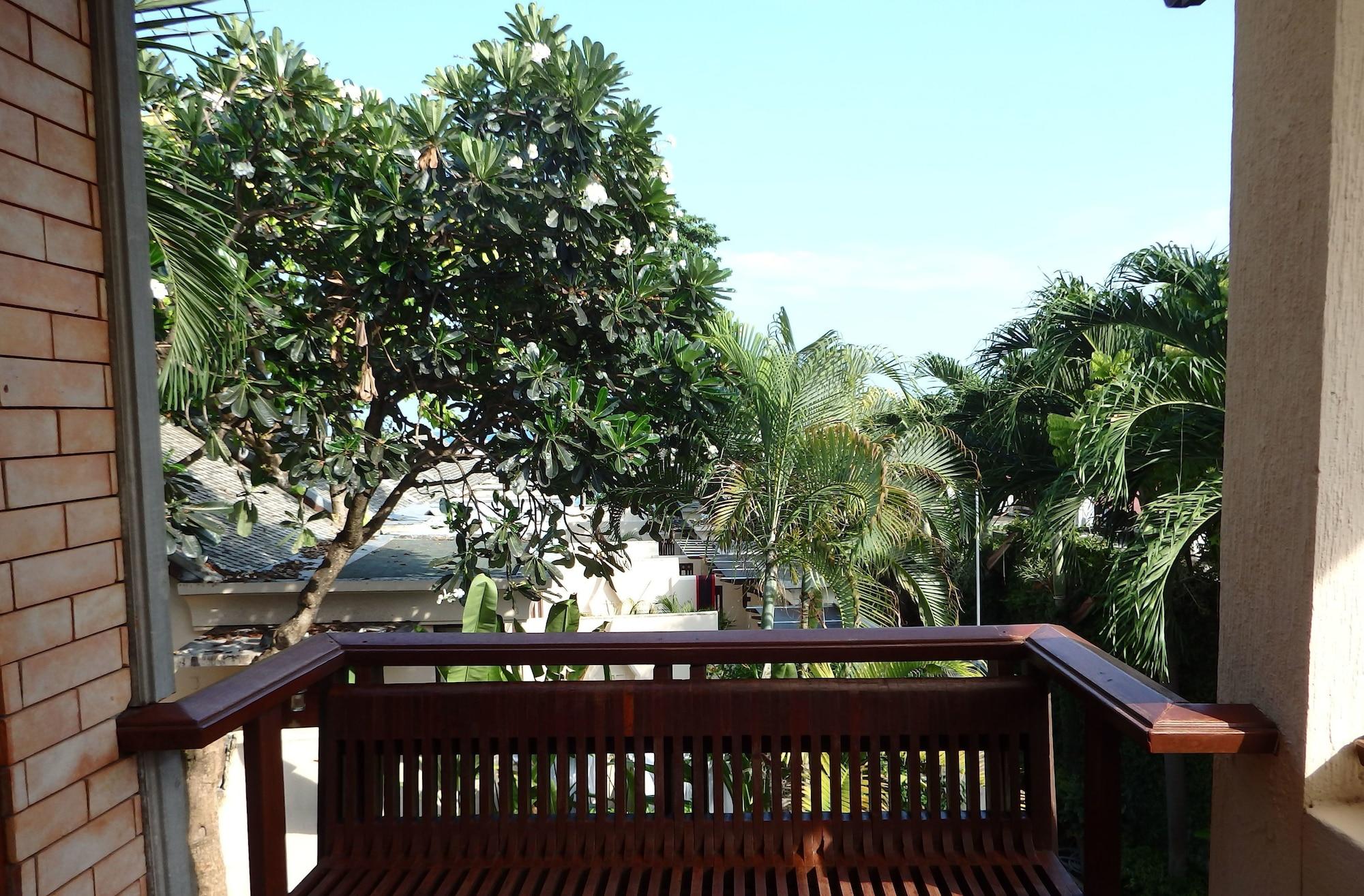 โรงแรมมณเฑียร เฮ้าส์ 3* หาดเฉวง